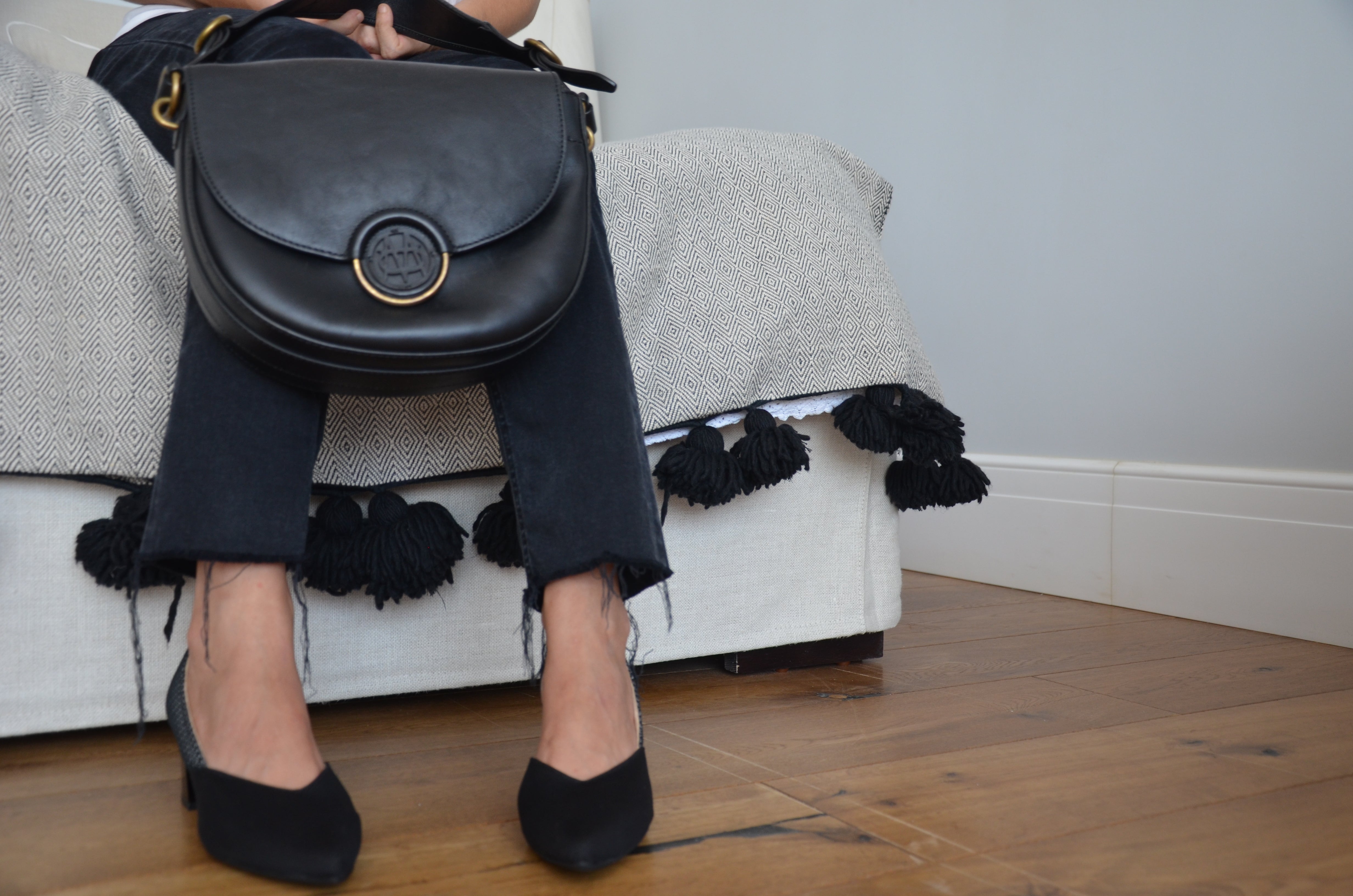 #9 BLACK & BLACK BLOCK HEELS