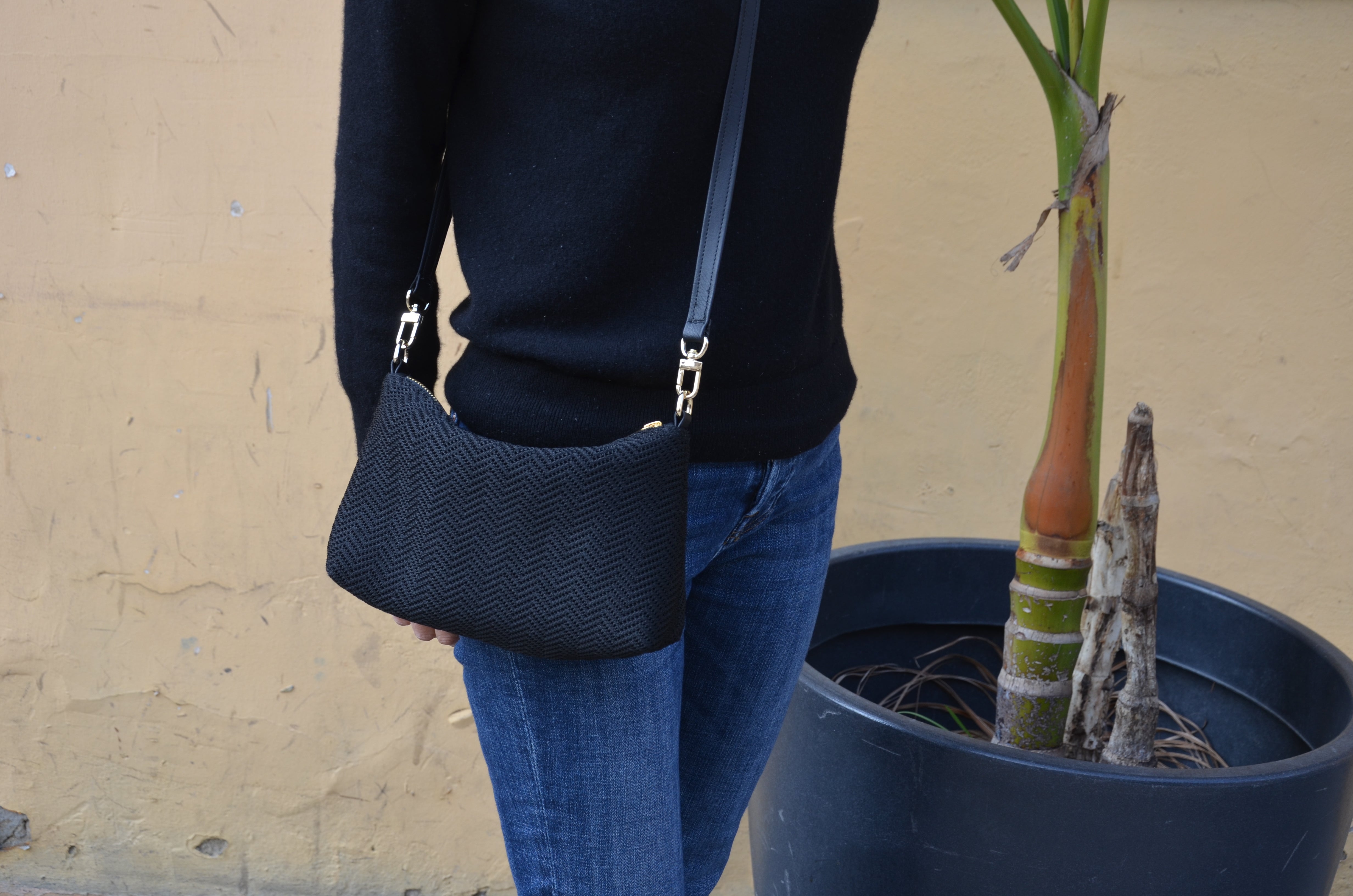 ZIPPER MESH BAG - BLACK