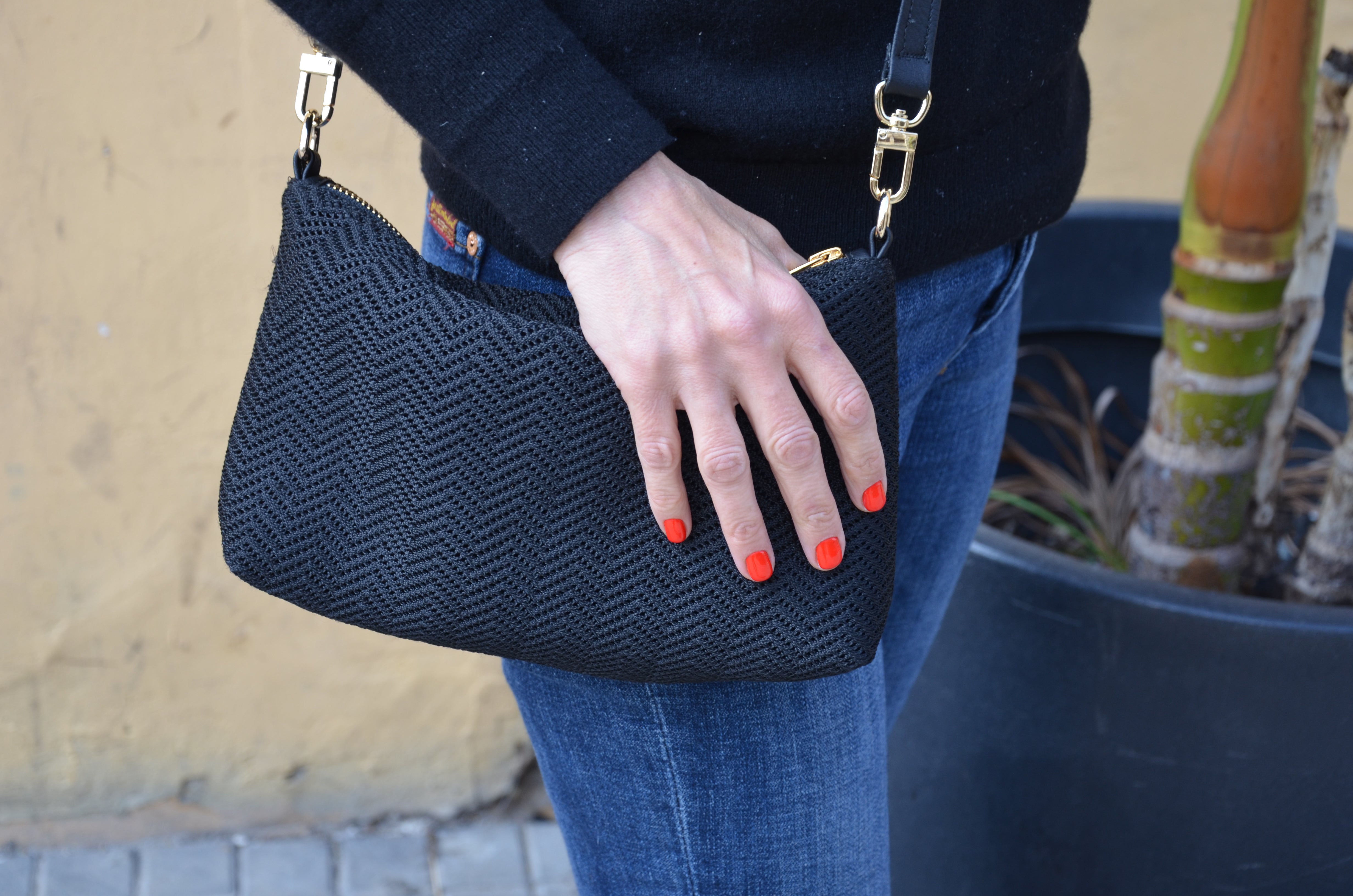 ZIPPER MESH BAG - BLACK