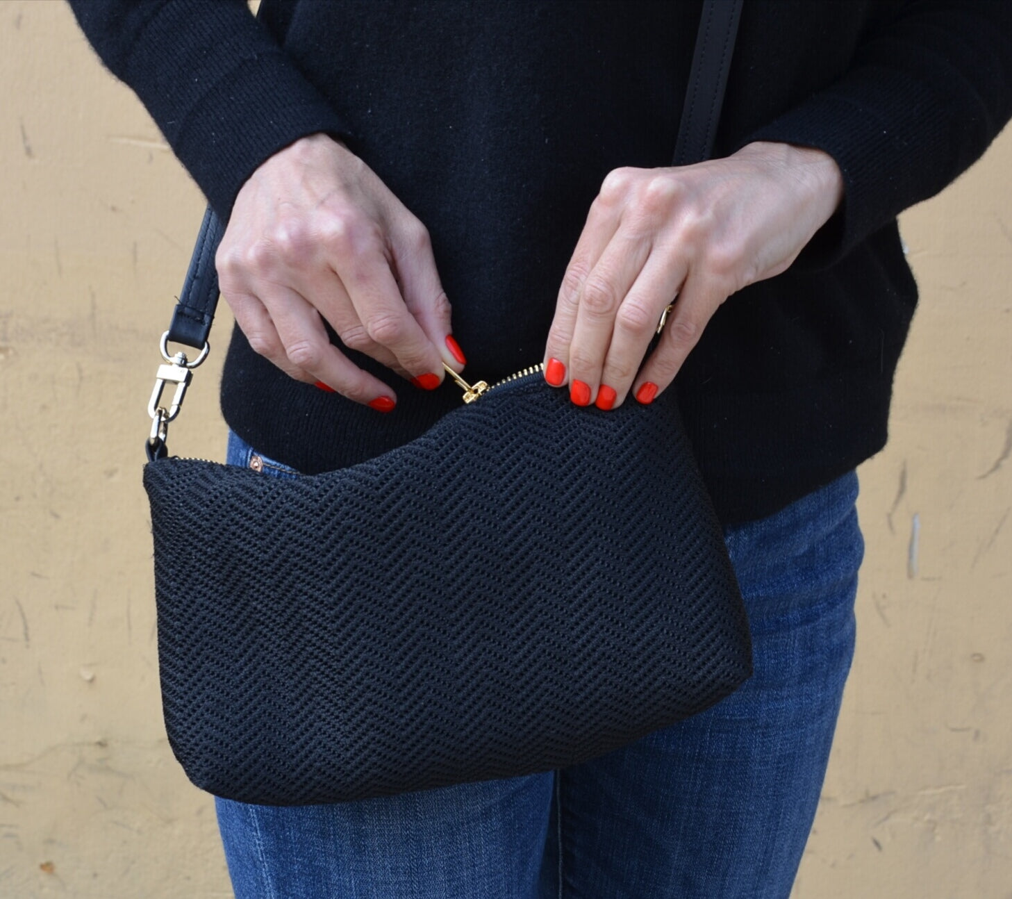 ZIPPER MESH BAG - BLACK